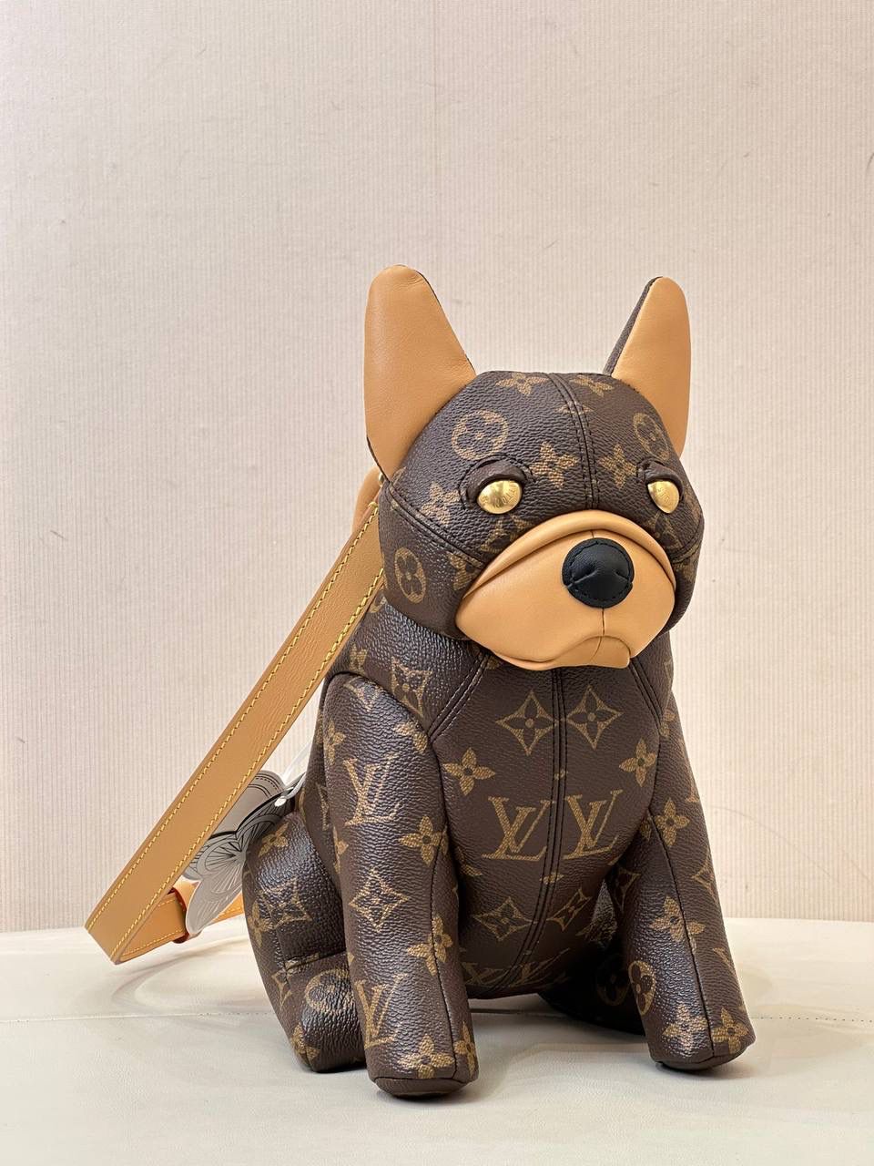 LV法斗包👜✨ 今天约个不一样的包背背吧！ LV25男士早春新款——PoochBag狗狗包 这一季的配色那叫一个洋气，最出圈的就是王鹤棣拿的这支PoochBag，惟妙惟肖的小狗包包，这个设计太🉑了，不管是爱包人士，还是喜欢收集公仔的，都会喜欢，往怀里一抱，时髦又洋气，俏皮又酷酷的，妥妥的凹造型神器😍 尺寸：28 x 19 x 18 厘米