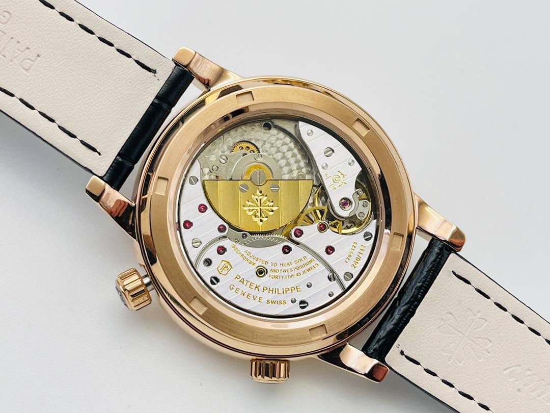 V4升级版 市场最高版本 功能跟正品一样 百达.翡丽星空升级终极版！升级细节： 1⃣️做到了跟正品满天星自动转的功能！ 2⃣️升级日历的排法和正品一样的顺序！ 3⃣️直径42毫米，厚度11毫米！ 4⃣️最大亮点：百达.翡丽星空里的月亮会根据天空上的月亮变化而变化！根据天空上的月圆月缺搬（初一月弯弯初十五月圆）到手表上了！