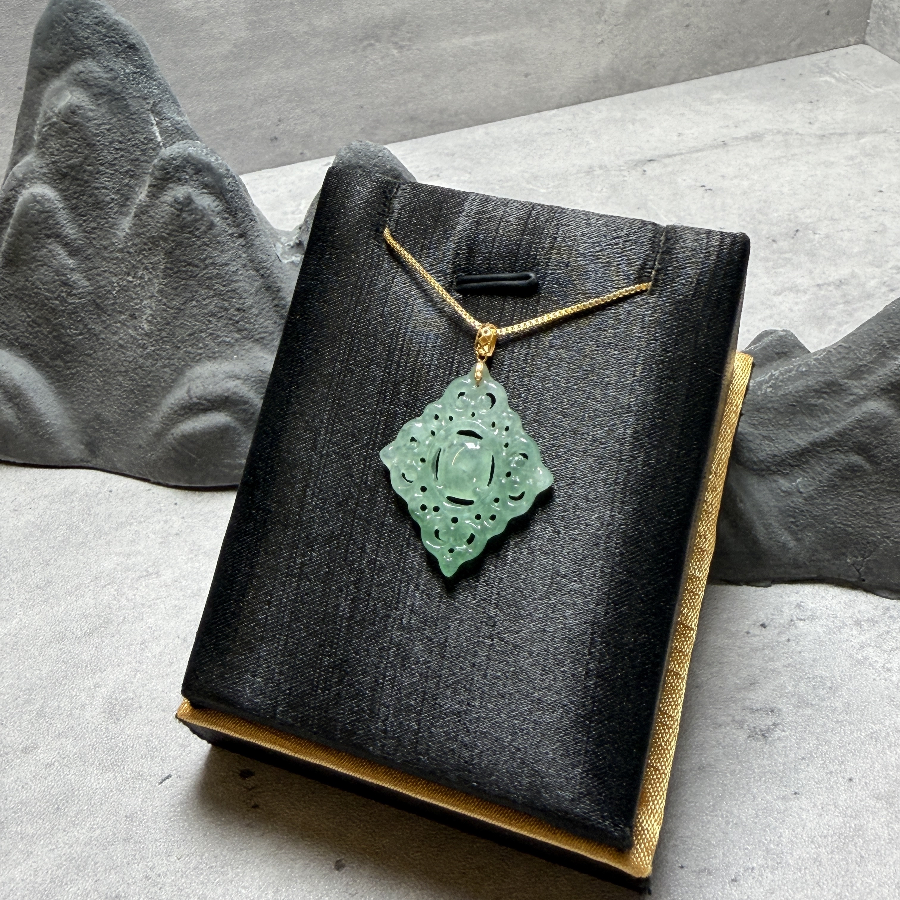 龍紋鏤空翡翠18K吊墜