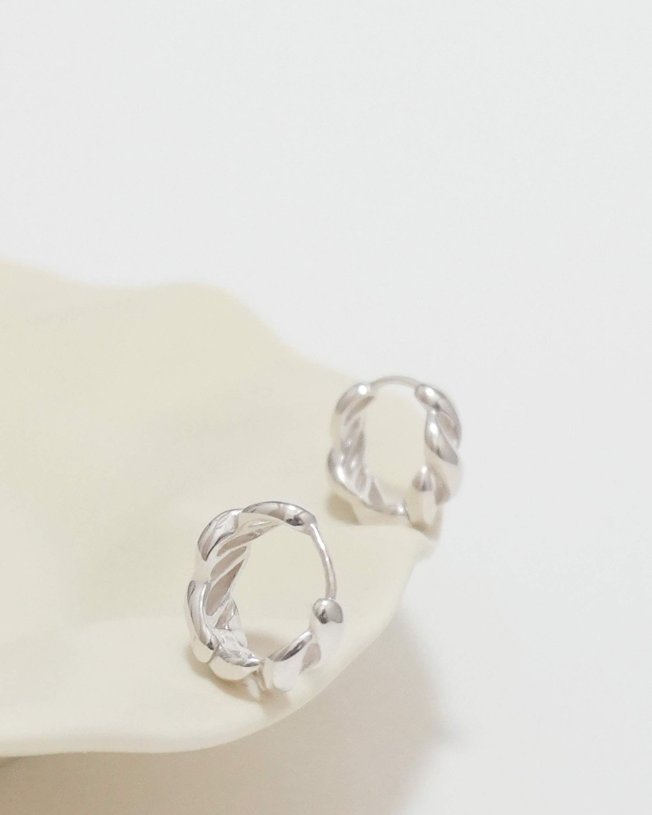 Pure Silhouette Twist Earrings