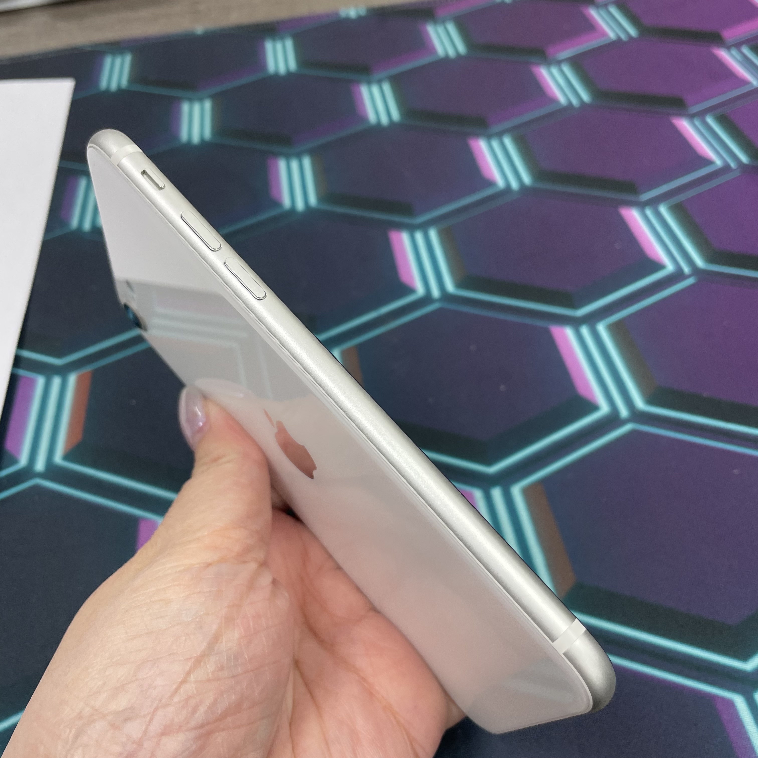 *7030 SE 2 勁靚機 128GB 電76 白色 white