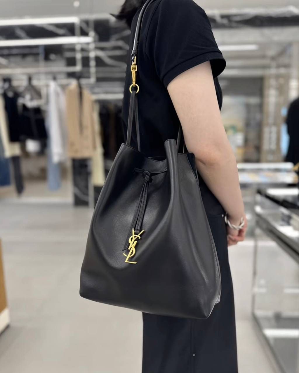 ys1 paris vii羊皮抽绳水桶包🕋 我好爱小羊皮的手感啊 摸着像婴儿皮肤一样柔软 居然被一只包包治愈了 这两年ys1的tote可以说是一骑绝尘 颜值上真心秒杀其他牌纸的托特包 这只水桶包既保留了他家飒爽姐姐风的调调 软软的包身又综合了一部分"杀气"，哈哈哈 两种背法，可腋下，可斜挎～ 容量方面就更不用担心了 托特该有的功能它都有 特别是又大又轻这一点！ 这可不是什么托特都能做到的😌 30×24×12cm804302m