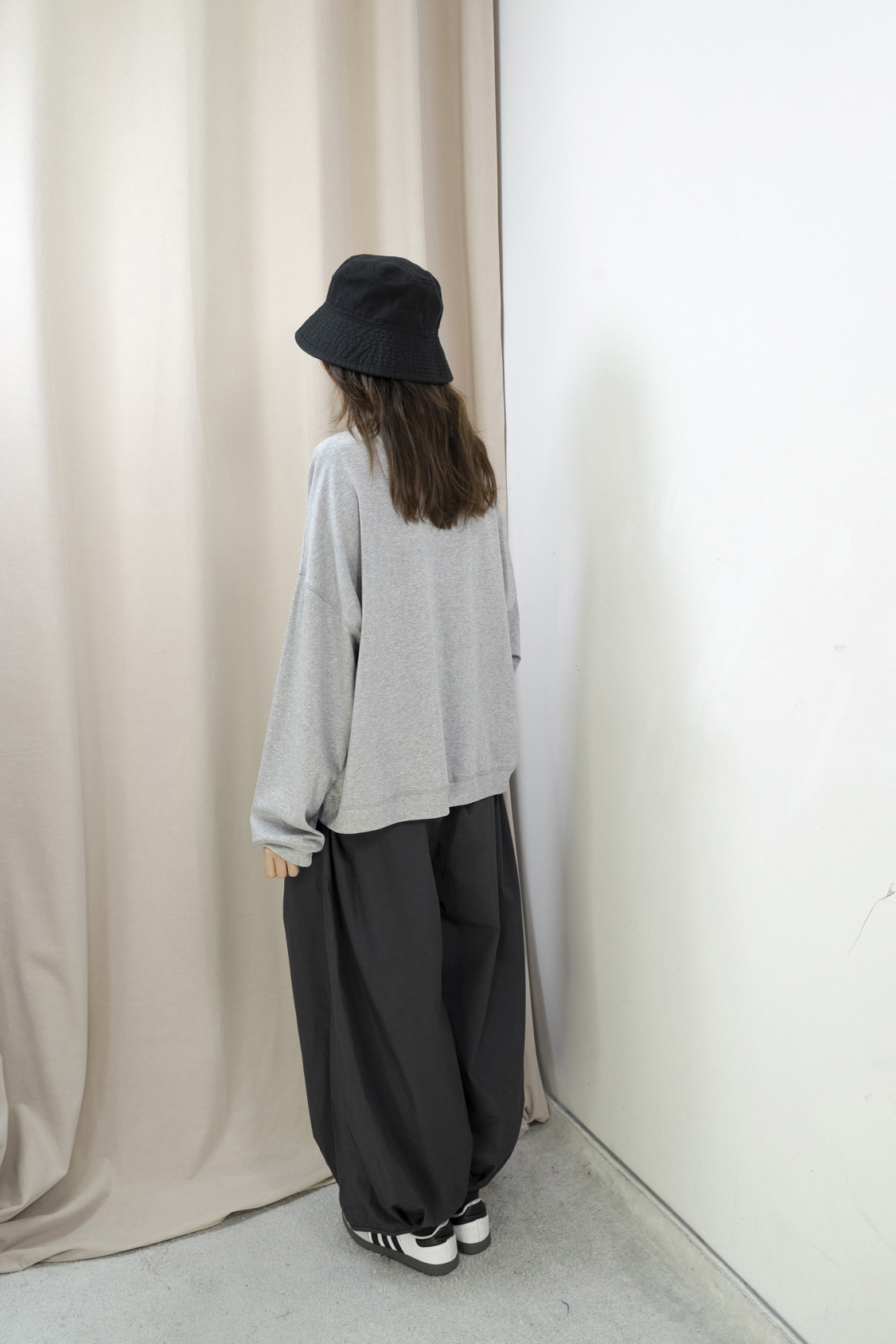 輕軟薄倒三角造型明線上衣（淺灰色）