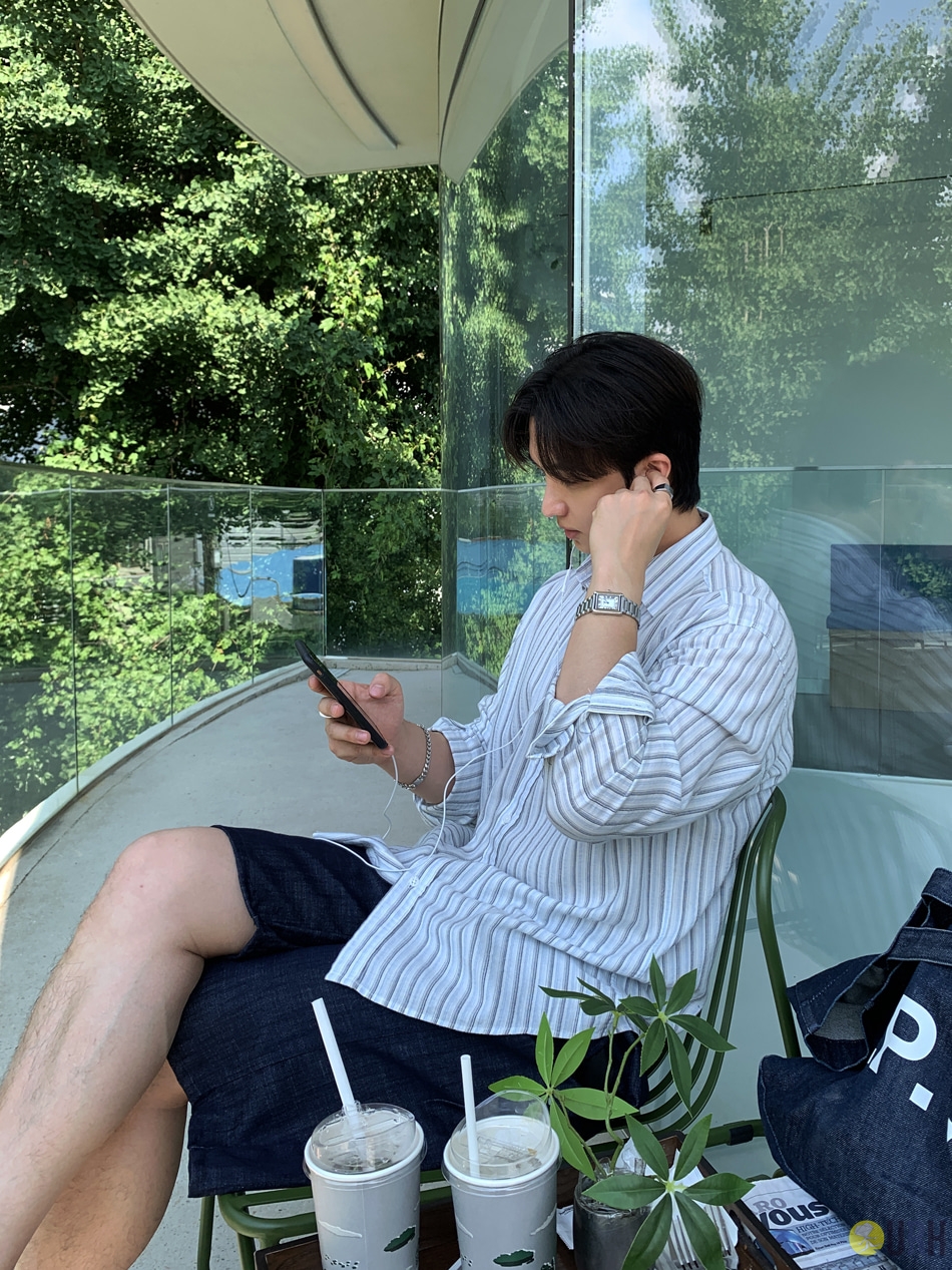 【100%保證韓國直送】Dry Touch 輕量防曬細直條紋微寬鬆長袖襯衫 👕 [2 color] RL115050