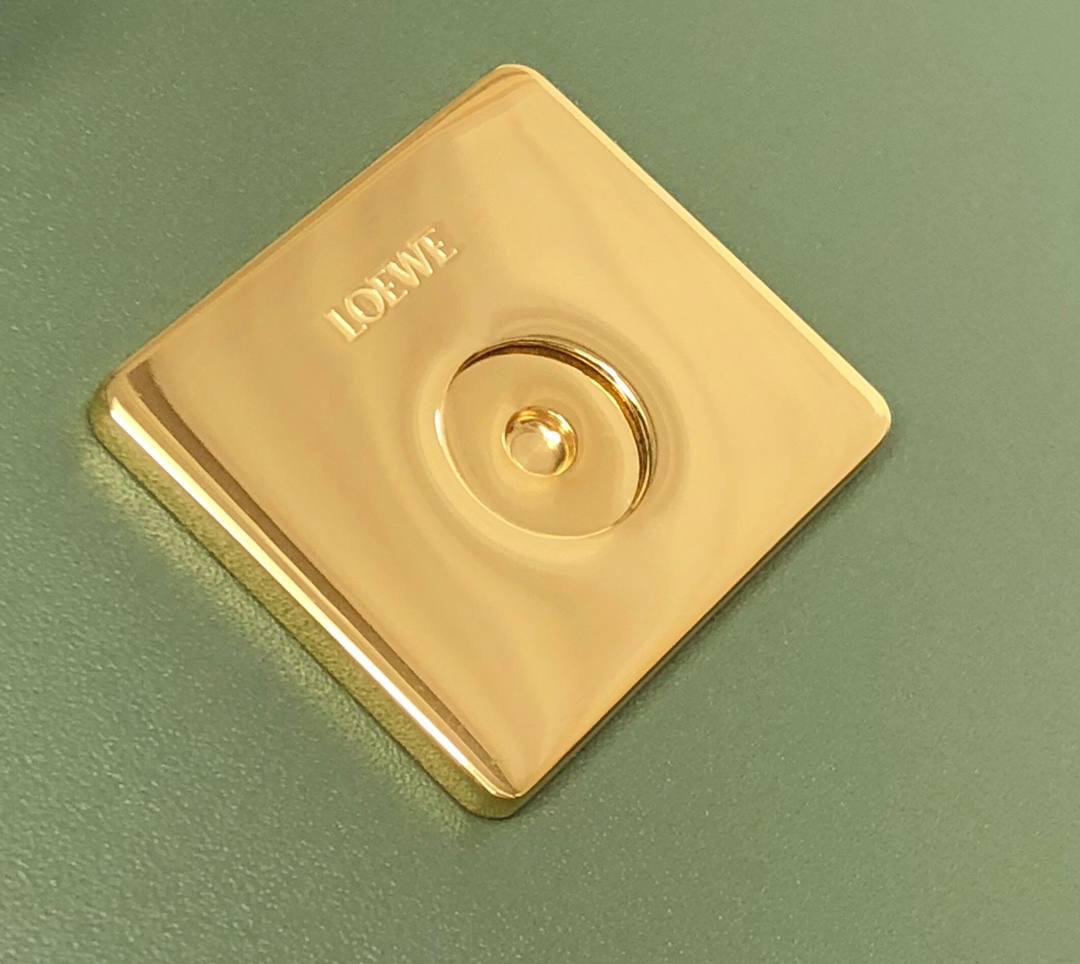 中号『 L0E💟WE GOYA 』 ⭐ 泫雅.周也.曾黎.虞书欣.宋茜.宋妍霏…众多明星同款哟～😘 ⭐能装，好搭，又不怕造 光滑丝绸牛皮革除了显高级外，上手如婴儿般肌肤娇嫩平滑，让你非常想保护她，呵护她呢～内饰细腻napa羊皮三隔层，贴心设计了暗扣和背面小侧袋，收纳方便➕安全感满分💯 ⭐灰常匹配当下的极简风，难得是拥有一大票靓丽颜色，无论是优雅知性，还是我们活泼开朗的小仙女们，都可以闭眼入啦！想凹造型？想上班通勤？怎么用怎么挑，都不会错^_^ 一句话，若🈶️此包，前者皆可抛！ 就算吃土也要买下呀呀呀～～ 中号尺寸：23-15-6.5CM 型号：012121牛油果绿