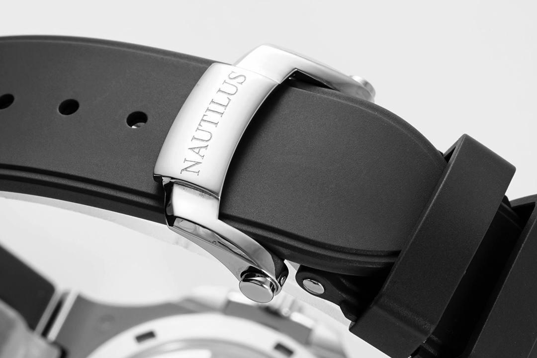 新晋 “钢王”百达翡丽Ref.5726/1A Nautilus系列年历胶带款腕表亮相！🤩😍 鹦鹉螺全系列一贯设计的旋窗造型表壳，与正品工艺一致的采用锻纹修饰和抛光工艺处理构成鲜明对比，1:1还原了正品每个细节。盘面深邃蓝色并装饰有水平横纹浮雕图案颜色从中央向四周扩散，星期月份双视窗和日期窗黑字白底辨识度高，24小时显示盘附带月相十分高雅，整体给人的感觉是独特又优雅，是最美的鹦鹉螺之一。背面蓝宝石镜面，搭载PPF独家研发的324S QA LU 24H/303自动一体机械机芯，21K的大金陀让上链效率更高，红宝石轴承日内瓦纹下方的鱼鳞纹精致无比，机芯打磨依旧是业内标杆级别。首款年历腕表能正确辨别出大小月，每年只需要在3月1日调节一次日期即可。 表带升级为橡胶款更显运动时尚感，一年四季均可舒适佩戴，驾驭更多风格穿搭，新晋 “钢王”将成这个寒冬腕表的不二之选。