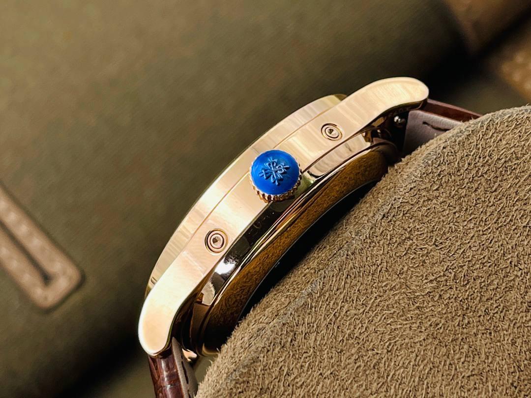 市场最高版本 百达.翡丽复杂功能计时5205G腕表！ 1⃣️历经两年不断对机芯进行改造与调试，一贯追求以原装工艺为目标！ 2⃣️直径38.5MM！ 3⃣️功能同原装一致，月相/星期/月份/日历！ 4⃣️字面为高难度双色渗透，非普通厂工艺！ 5⃣️蓝宝石玻璃镜面，表面镀多一层通透！ 6⃣️（技术突破)采用海鸥机芯改进为一体Cal.324S机芯！ 大小夹板均能做到完美倒角效果，并做镀铑加工。 7⃣️夹板采用瑞士进口宝石轴承点缀，色泽纯良，鲜艳自然。