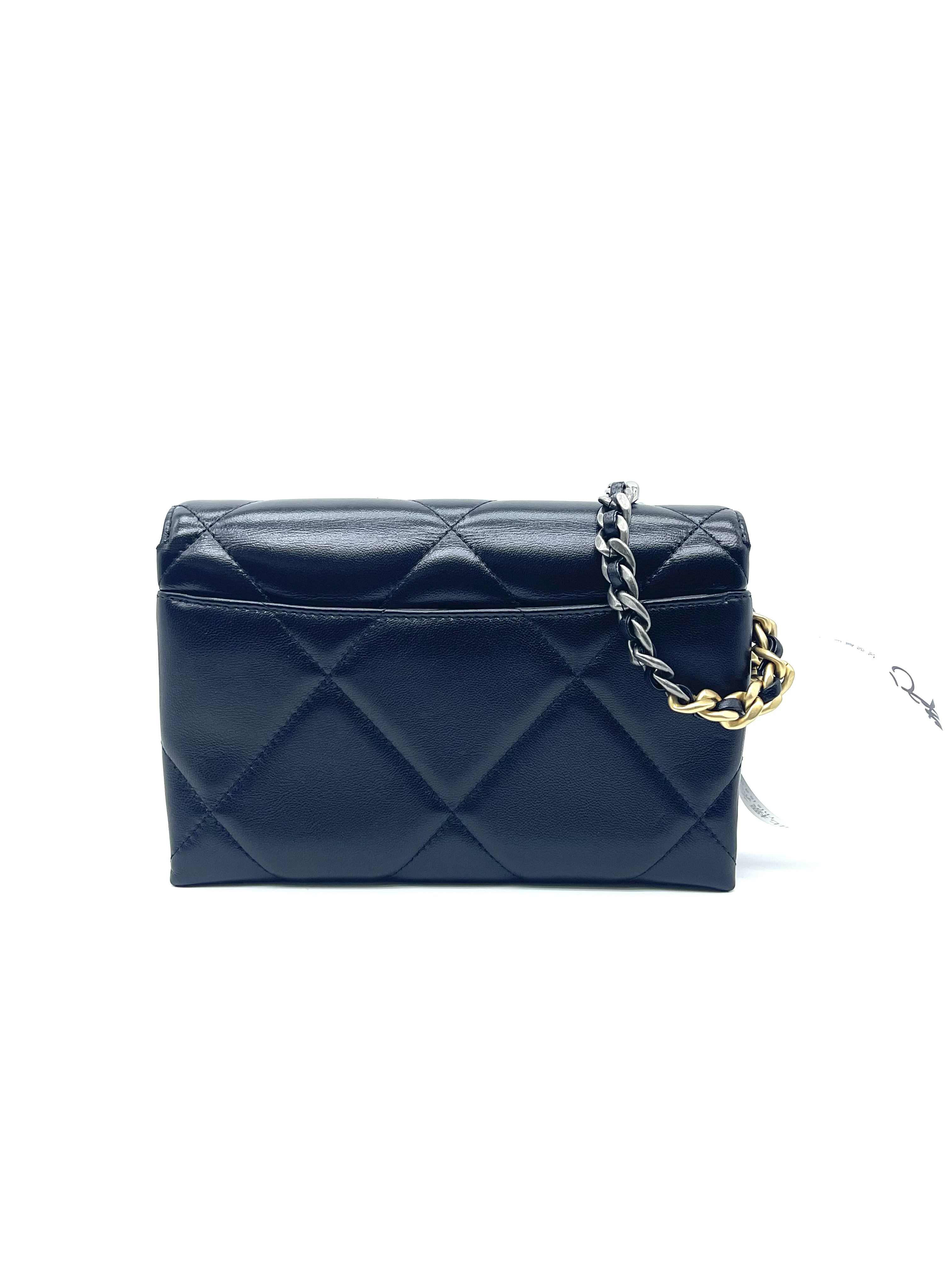 Pre-Owned Chanel Black CC 19 Quilted Chain Wristlet Clutch / Product Code: 26041204