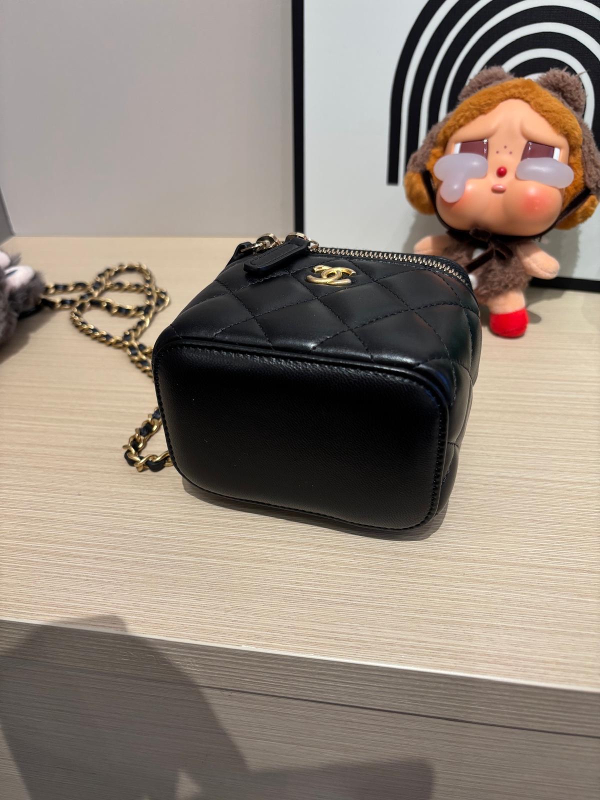 Chanel vanity with pearl crush 金球 100%Authentic ,98%new ✅card✅dust bag✅box