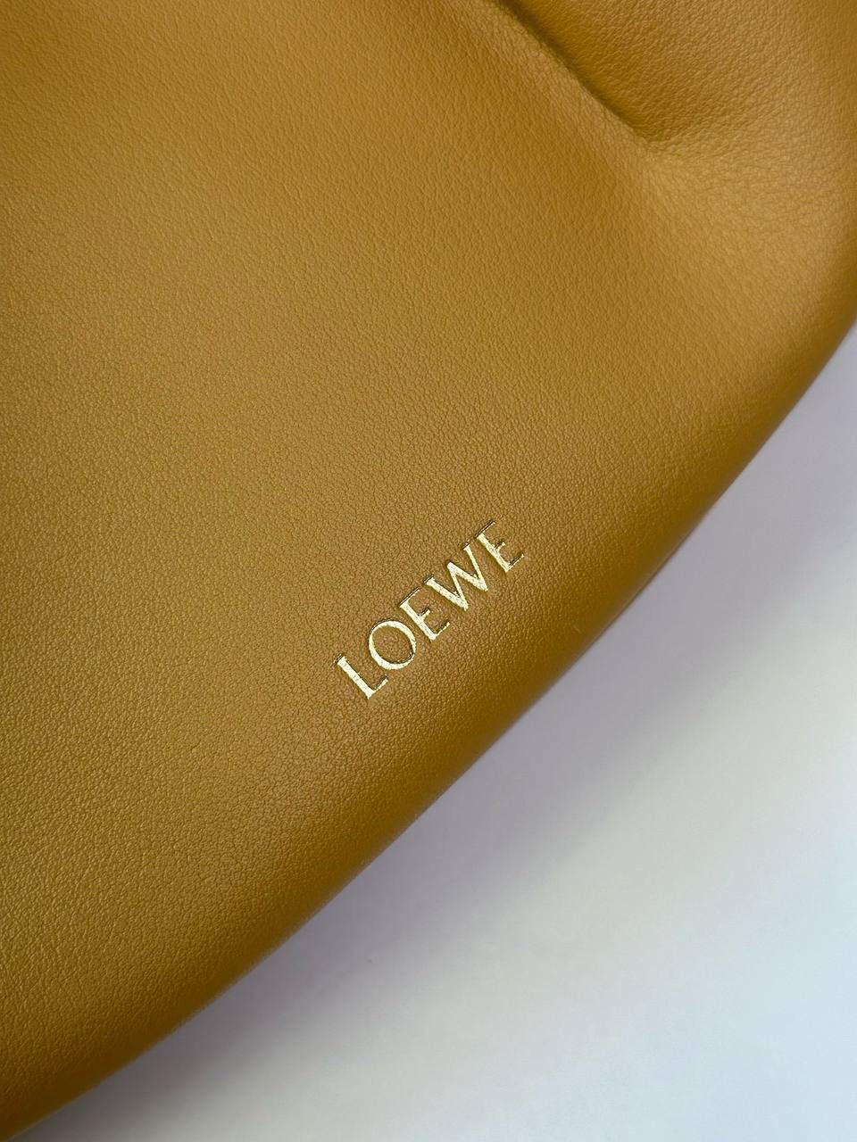 全新*𝙋𝙖𝙨𝙚𝙤 𝙨𝙖𝙩𝙘𝙝𝙚𝙡 手袋🛍️【棕色】 —— 朕品1w7➕😘 尺寸:𝟐𝟓-𝟏𝟕-𝟖𝐜𝐦 编码:062318【配全套礼盒】 ✅做工精致，廓形简洁优雅，独特、柔软的褶襇结构，超轻盈构造，纳帕软牛皮革（里外全皮），顶部饰有flamenco螺旋绳结。 ✅配置双肩带，短手柄肩带可做腋下包不可拆卸，长肩带可肩背可斜挎可拆卸调节，磁扣开合设计，多种背法随心所欲❤