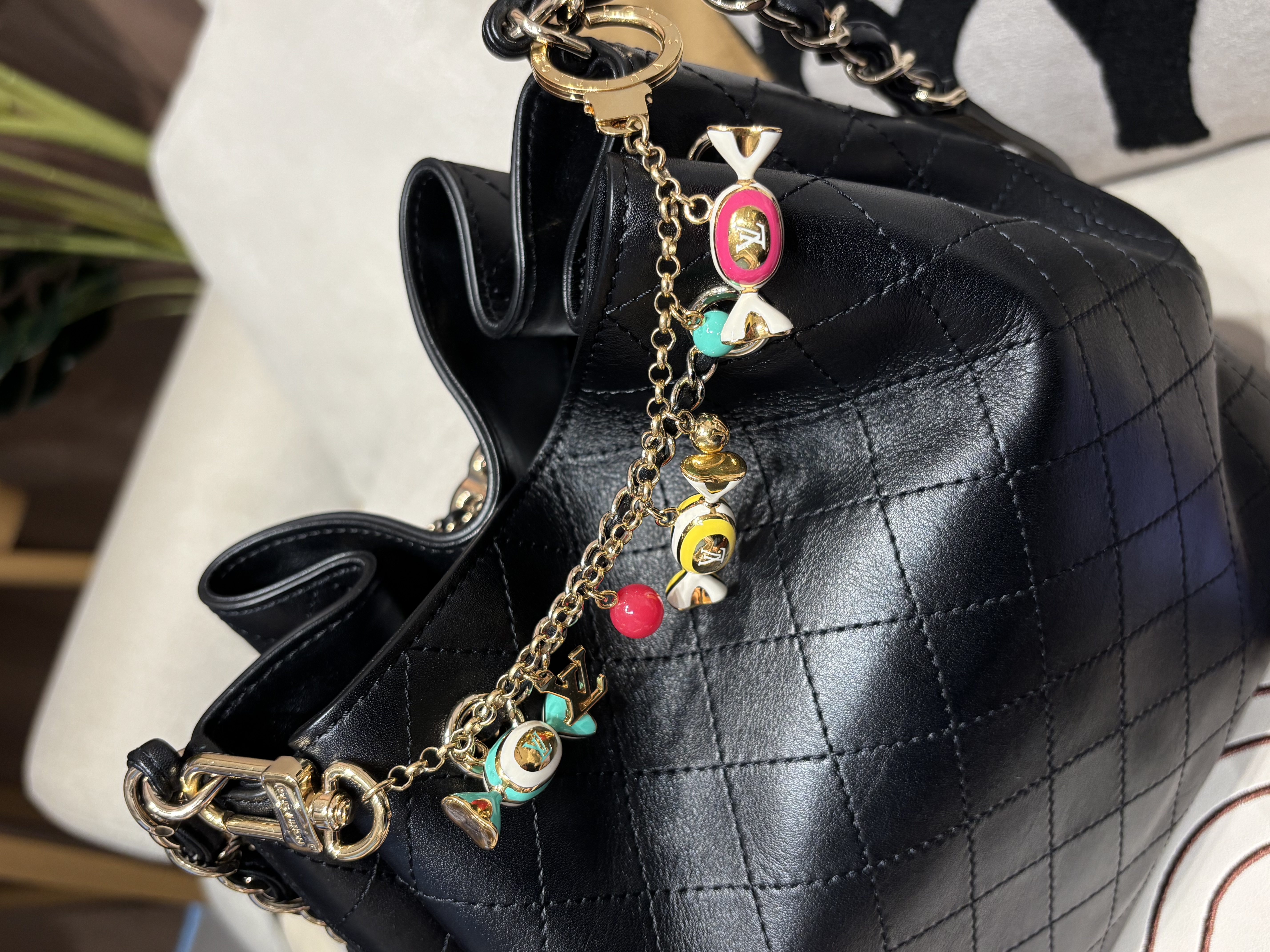 Lv key chain 手袋吊飾 100%Authentic,98%new ✅dust bag  