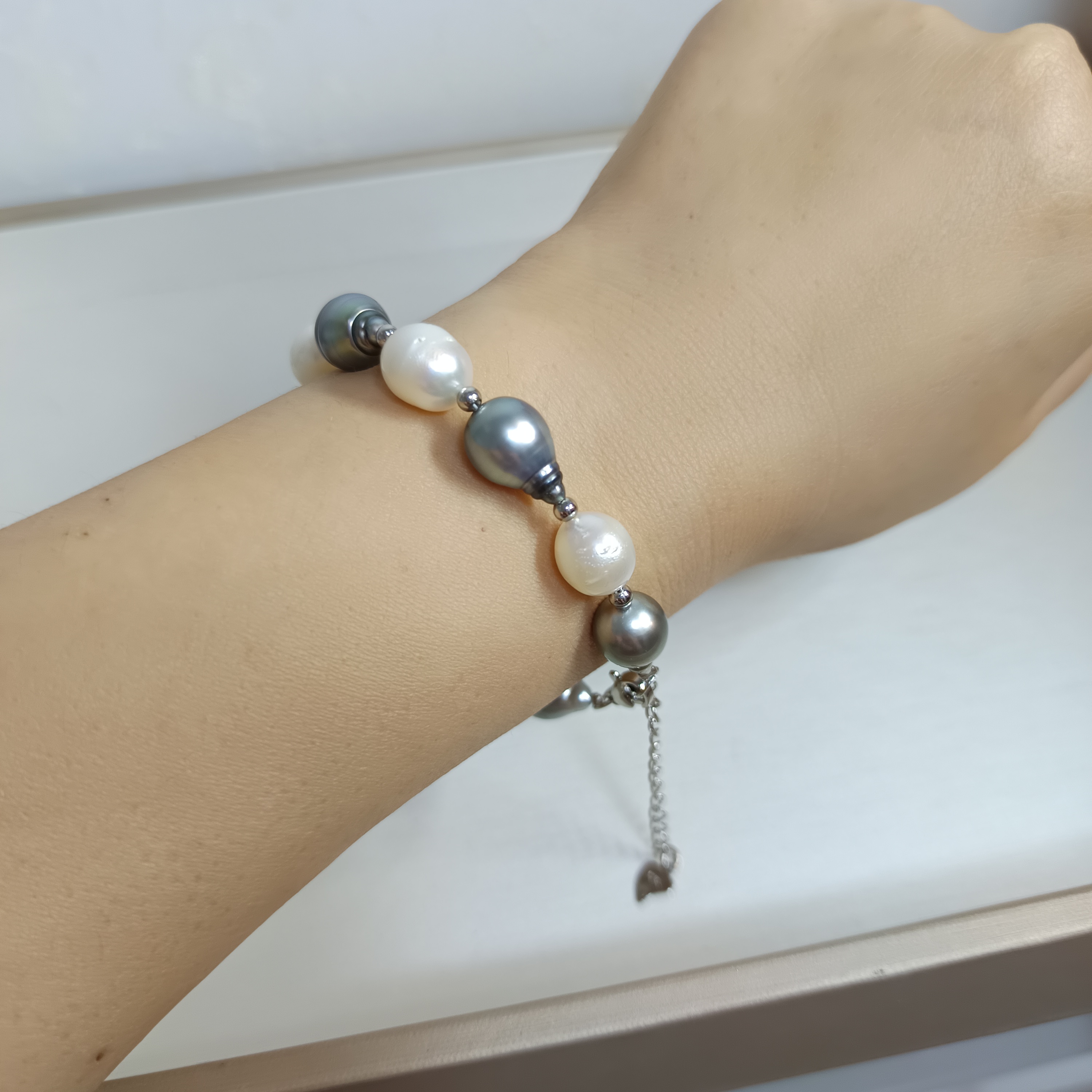 炫彩滑皮大溪地巴洛克海水珍珠+澳白蛋形海水珍珠，注白金尾鍊扣手鍊