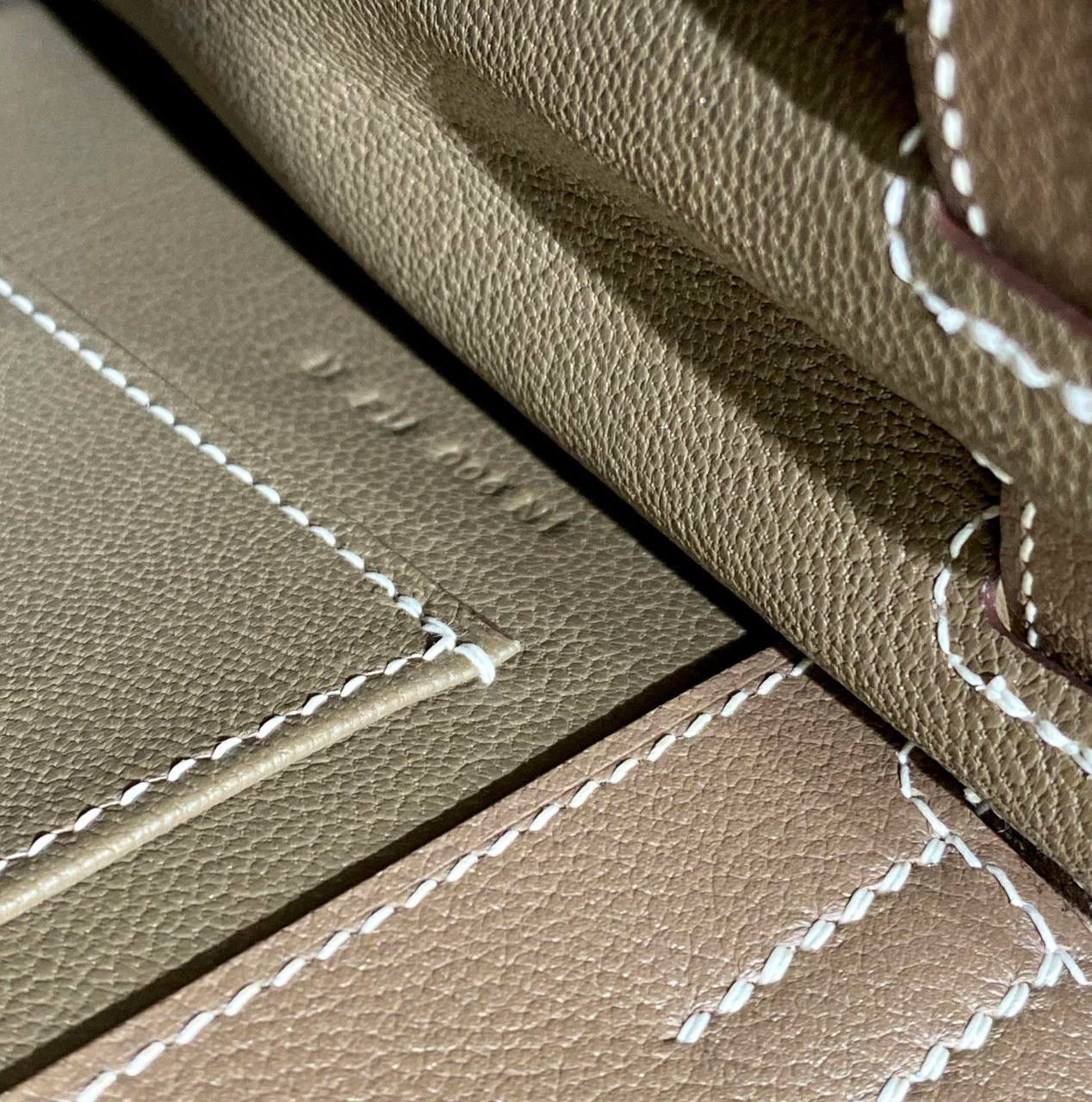 『深灰·银』 ‘’Kᴇʟʟʏ ᴅᴀɴsᴇ • Evercolor 🎀 时尚圈就是一个圆！ 最厉害的就是六种背法： 斜背、侧背、肩背、腰包、背包、手包 集美们一定要安排起来‼️ 22Cm