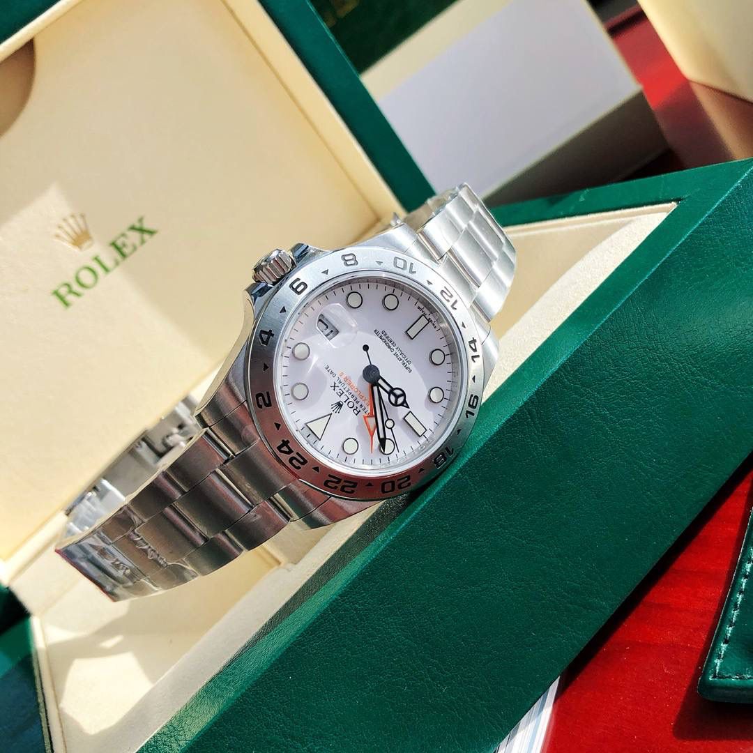 新款硬货！劳探险家来啦！戴出去撞款率极低的一款劳力士！烂大街的不要！绿水鬼都没有你帅气！将昨天的自己甩在昨天，今天，你好！表盘直径为42mm，带有小窗凸透放大日历十分方便读取。优越的质感佩戴更舒适。劳力士之所以被称为“一劳永逸”，除了抗造和惊人的保值率，还有业界领先的走时精准度，我们给这个探险家装载了瑞士原装ETA-2836机芯，瑞士机的口碑大家都知道，精准稳定性没得说！终身保固！劳力士经典的外观和精湛的工艺深受市场追捧，感觉非常低调沉稳，像个不爱张扬、不喜炫富，但仔细端详细节，有一种年轻的张扬和朝气！