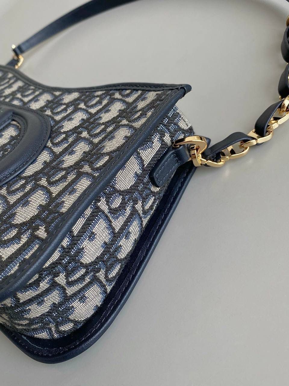 🈶老花蓝 𝗗𝗜𝗢𝗥 𝗦𝗶𝗴𝗻𝗮𝘁𝘂𝗿𝗲 𝗛𝗼𝗯𝗼 腋下包 Hobo在时尚圈一直占据着重要地位 全新包型又来咯，日常轻盈这只绝对OK 经典标志性logo又透着一股复古的调调 任何年龄段女生拿都不违和，非常有品 衔接的链条肩带也显得灵动随性不木讷了 很有法式优雅气息，冬天配大衣一绝 我可以天天背都不腻，通勤率只高不低 23.5×14.5×6cm，8131m