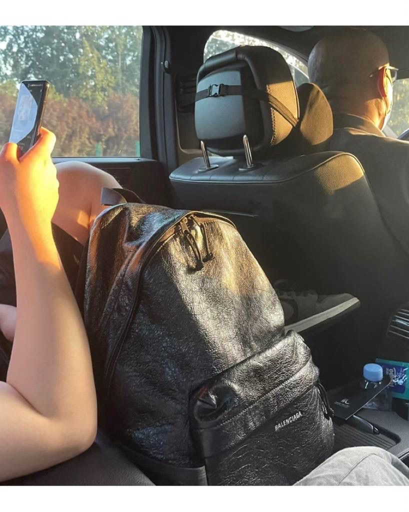 ba1enciaga explore 双肩包👣 其实日常就想背一个简单实用的双肩 而且质感还是需要好一些的，并且低调百搭的 这只explore 一定是一百分的 不出挑的版型真的很适合i人哈哈哈 电脑书本杂志通通都放得进 容量也是无敌大的，而且自重还轻哦～ 47×34.8×19.8cm503221m