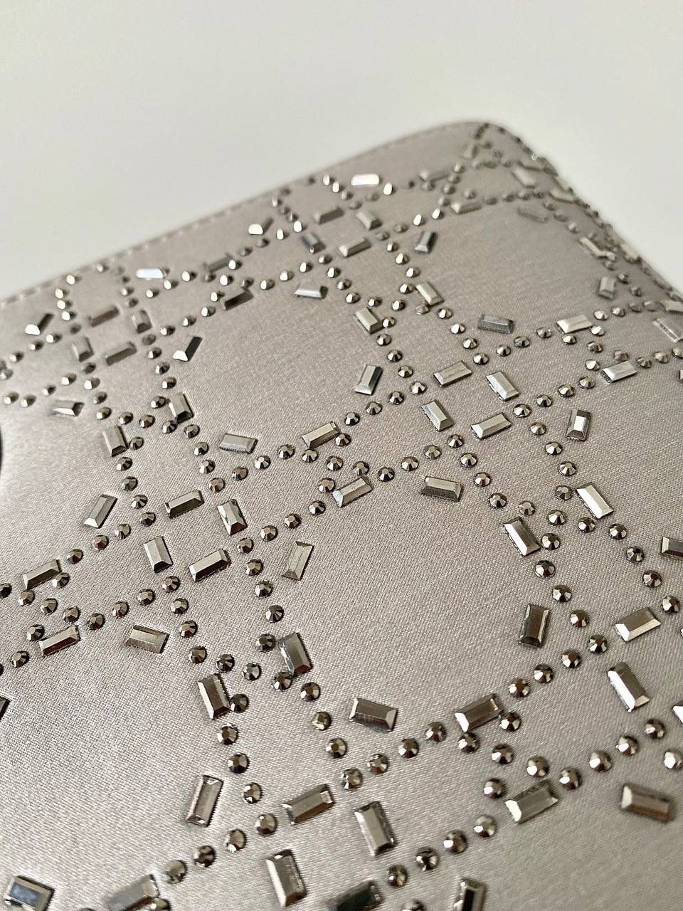 高级灰🩶 𝗗𝗜𝗢𝗥 𝗟𝗮𝗱𝘆三格，真丝缎面钻 全面升级，终极版本！ 进口丝绸 施华洛世奇贴钻 特别是在暗光的地方 一闪一闪 自带灯光效果真的美翻 名媛气质优雅惊艳集于一体的宠儿 戴妃包的坑是一定要入的！！😛 size：17×15×7cm