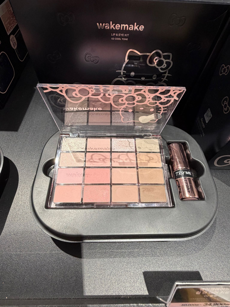 （約5月頭到貨）🇰🇷韓國人氣 WAKEMAKE x Hello Kitty 黑色限定版聯名組合 Lip & Eye Kit 聯名限量禮盒（16色眼影盤 + 潤唇膏連Kitty袋）💕