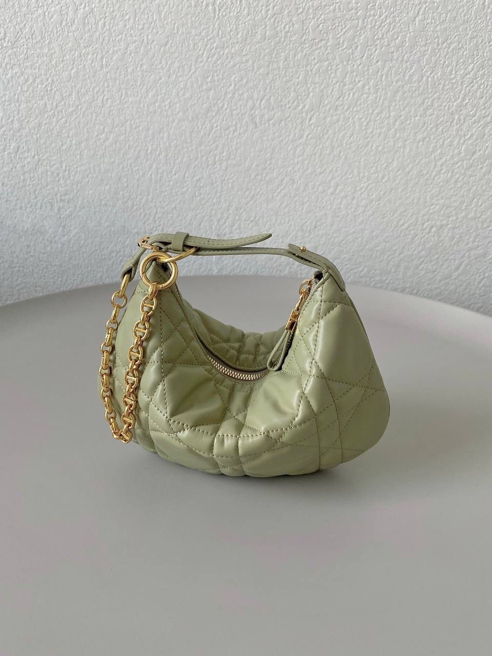 🈶灰绿色，指定色 𝗗𝗶𝗼𝗿 𝗰𝗮𝗿𝗼系列的郁金香手袋 我的新包有魔法！超级好玩的 还是超大藤格纹小牛皮，柔软质感 最惊喜的是在肩带链条上的灵活性 抽提搭扣法瞬变郁金香花苞形状 可可爱爱！手拎手提，随意切换腋下背 法式时髦感很强啊，一只上身超绝的小包 25×16×2.5cm，#7101m