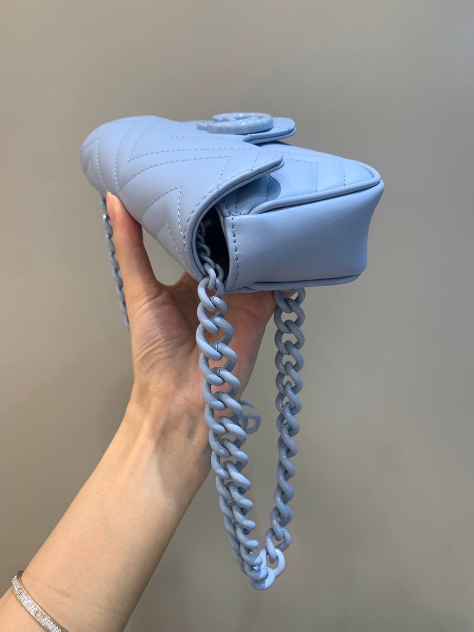 新背景实拍正品级 。马卡龙颜色：蓝色❤️‍🩹 这个颜色拍照巨难拍，怎么拍都会有色差，实物是比较浅蓝的马卡龙色，非常好看，纯正原厂皮然后搭配马卡龙五金，这个一下子就变得高级起来！ 型号699757；尺寸16.5/10/4.5cm