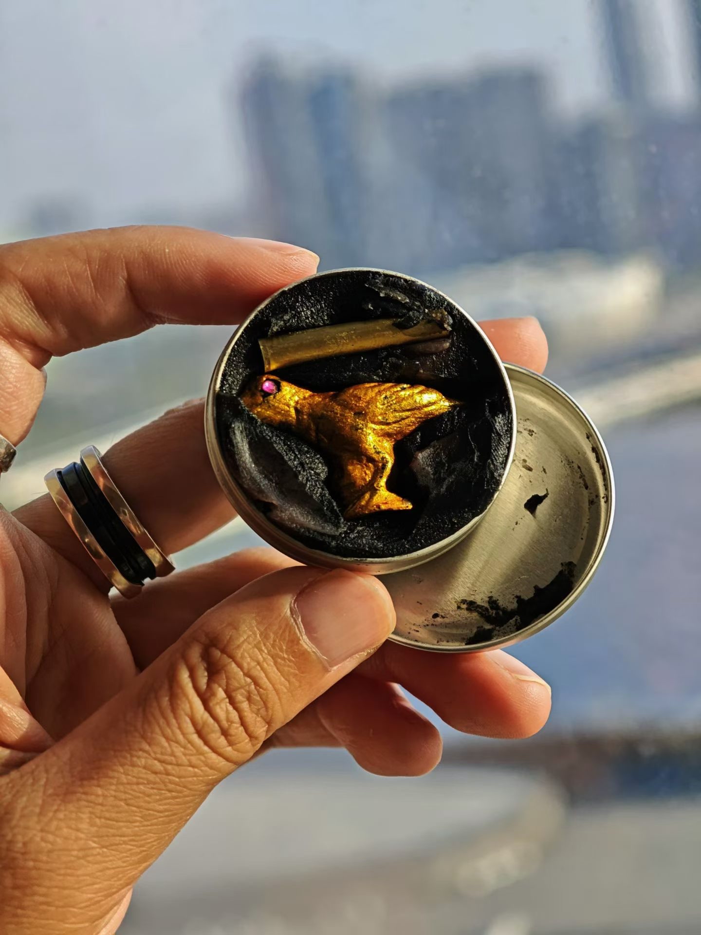 阿贊wiang，威昂哥出家期間唯一一款頂級魅力聖物，「萬靈墳場烏鴉膏」