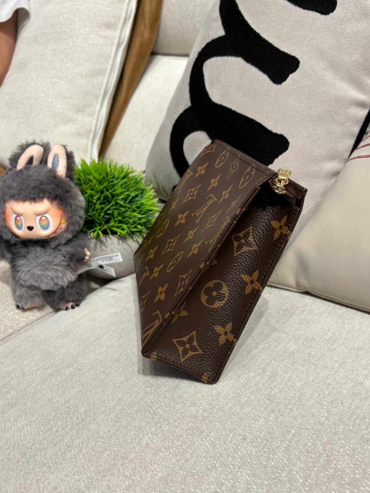 全新 LV toilette M47544 梳洗包19 手拿化妝包 100%Authentic, 全新未使用品 ✅Dust bag ✅Box