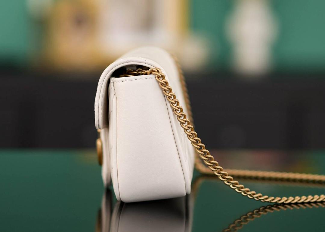 👜Marmont系列肩背包经典款 白色 mini16.5cm💕 （原厂皮 全铜五金） 正品售价,500 GG家的招牌款 原厂牛皮搭配经典的双G扣，复古做旧风格 一只超可爱的小奶油~喜欢小包入它准没错 官方款号 476433 尺寸小号：21x12x5cm 尺寸迷你：16.5x10x5cm