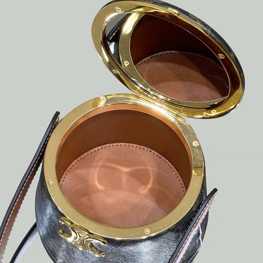 🔥大货实拍图 𝗖𝗘𝗟𝗜𝗡𝗘 ♥️ 𝗡𝗜𝗡𝗔手拎盒 型号：111353 尺寸：13*8*13cm 新品上线啦👏立体盒子包/化妆包~皮带子手拎设计➕圆筒包身，翻盖带镜子，可随时补妆。精致又不失实用性！凹造型拍照，或者当晚宴包，简直美呆🥳