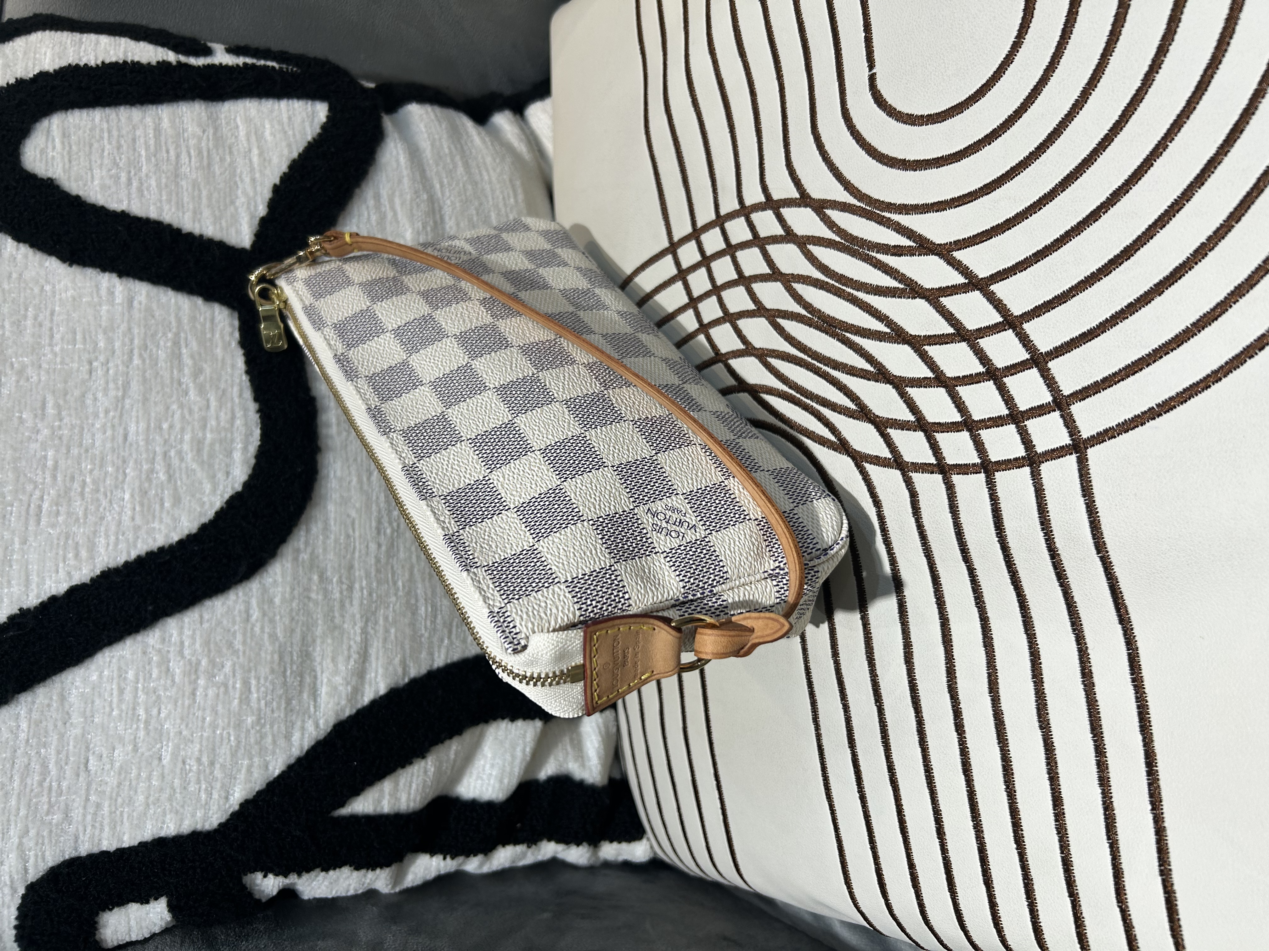 Louis Vuitton LV Pochette 白色棋盤格hobo bag 100%Authentic,98%new  