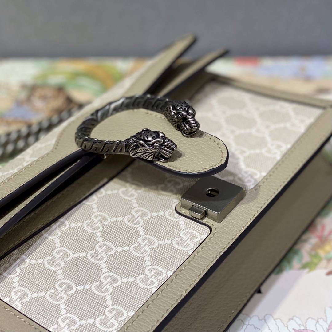 ▪大货实拍 𝐆𝐮𝐜𝐜𝐢 𝐁𝐞𝐢𝐠𝐞 𝐖𝐡𝐢𝐭𝐞燕麦色 型号：499623 尺寸：25*13.5*7cm