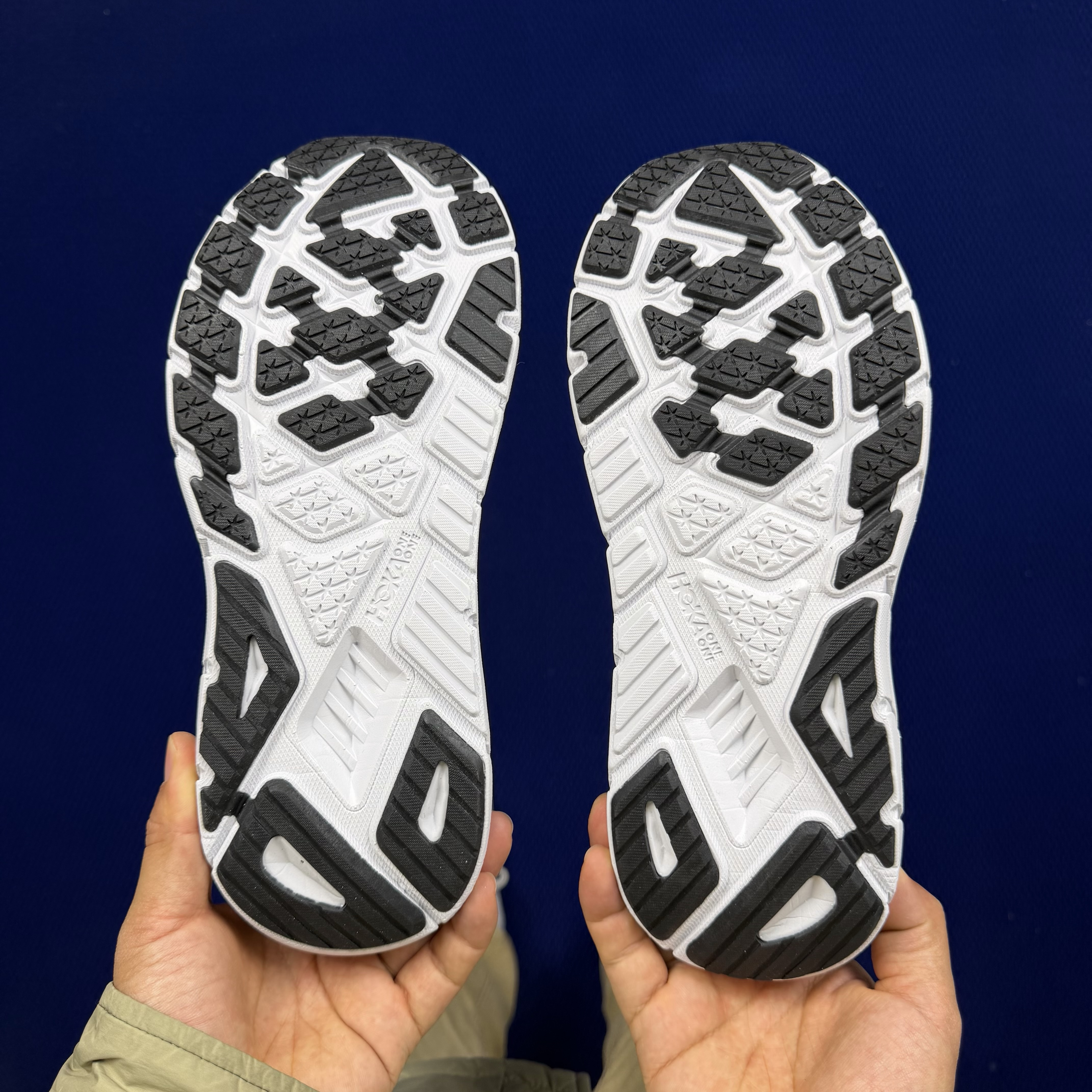 Hoka One One Arahi 7