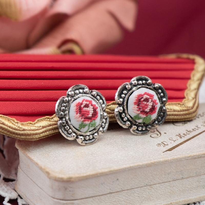 C.a. 1970s Austrian Needlepoint New Old Stock - Rose on White Floral Shaped Clip Earrings(MT1976)