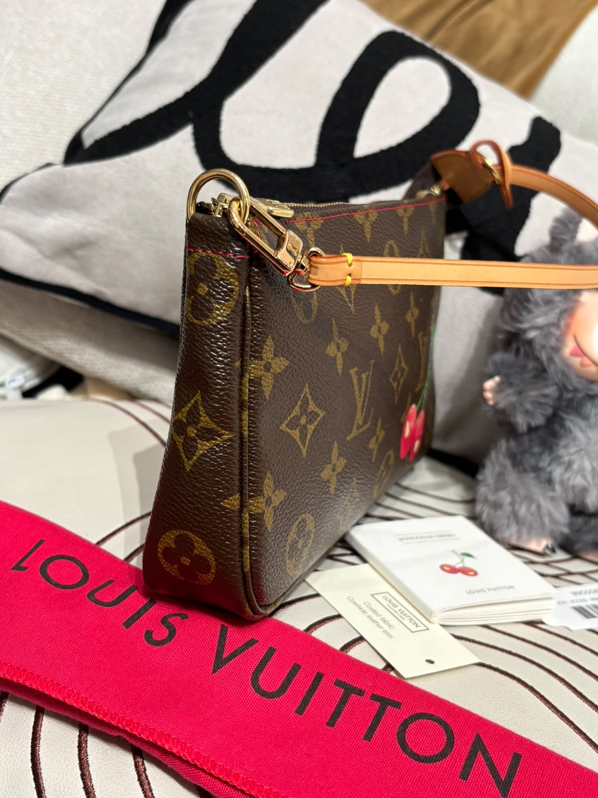 未使用品 Lv accessories pochette cerise M95008 100%Authentic, unused未使用品 ✅Dust bag 