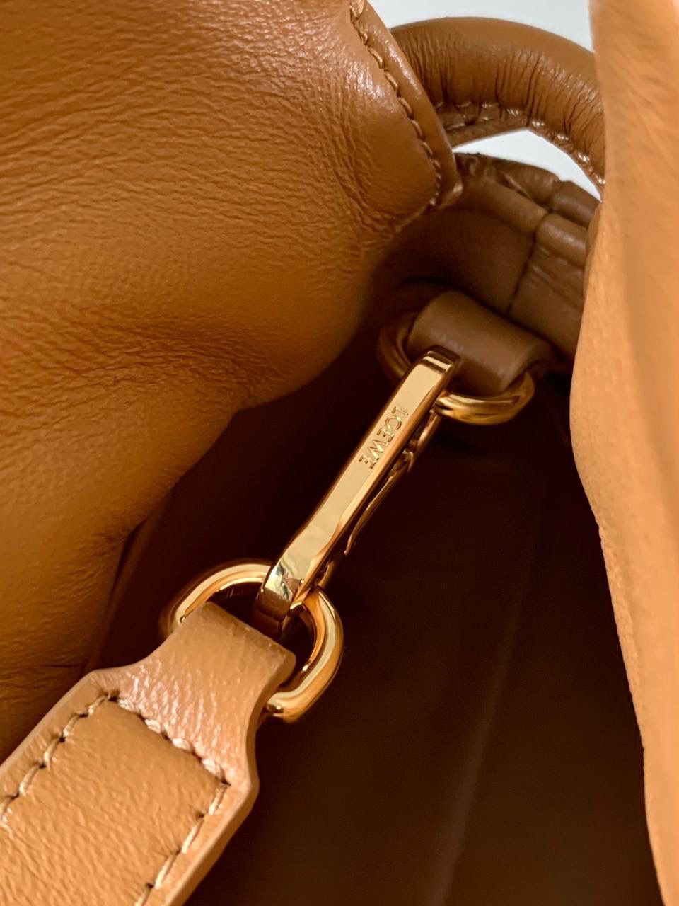 🎈褶皱羊皮福袋 —【👉🏻中号棕色到货】 编码：052028 尺寸：𝟑𝟎-𝟐𝟒.𝟓-𝟏𝟎.𝟓𝐜𝐦 ✅新款福袋采用进口纳帕小羊皮经过手工裁剪、缝合和缝制而成，🉑拆卸🉑调节肩带，多样化背法，容量超大，手感超舒适👍 ✅独家品质，对版细节，全套礼盒🎁给你满满的仪式感👍