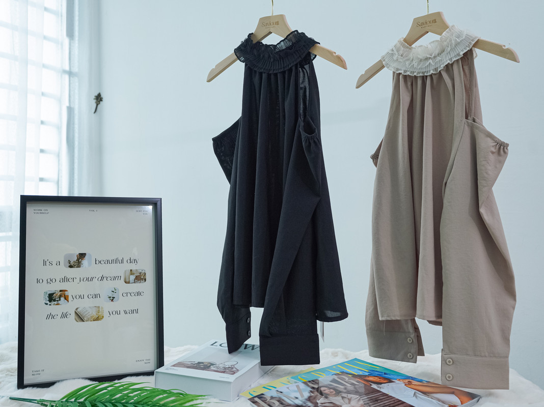 Ruffled High Neck Cold-Shoulder Long Sleeve Blouse ‖ 拼接荷叶高领露肩长袖上衣 KR01594456