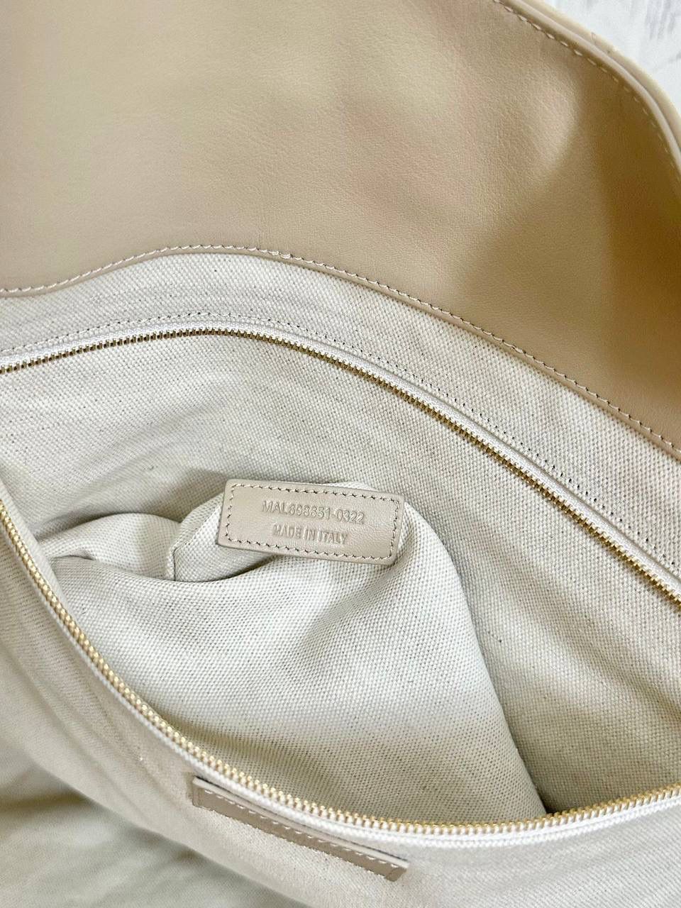 销量王🔥 ys1 Icare bag超大tote绒面奶油白 超级爆款出新色啦 它没有像普通款式那样直接用白色 而是用的奶黄色的奶油白 而且！换了绒面的小牛皮(非羊皮) 超夸张的大logo很酷，奶油白又很嗲 这个更换很有意思～～ 我觉得它的出现真的很及时 现在女性的觉知，大女人的一面被唤醒 是时候需要这么一个大包来向世界宣判个性与独立了！