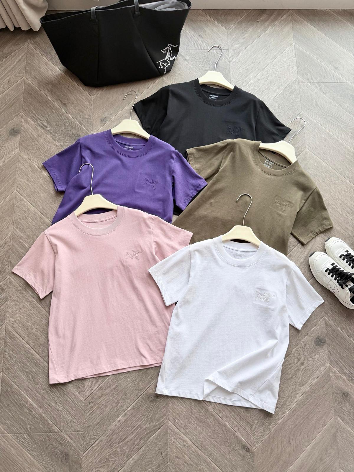 $118件。2件起$108件。A*rcteryx始祖刺繡五色短袖