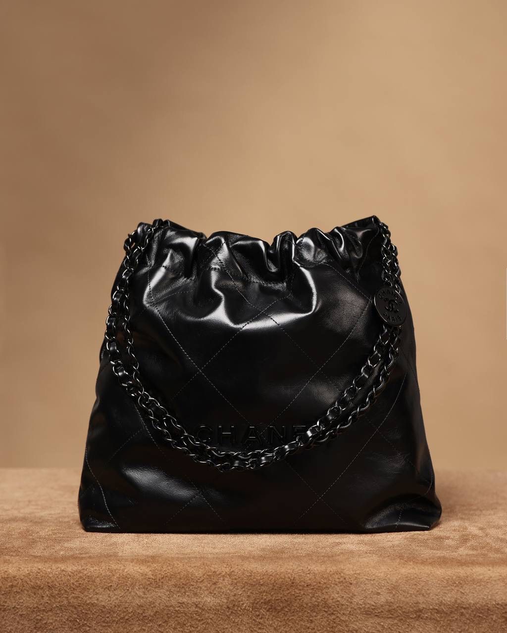 小香2022主打的爆款 22 bag已经火爆全网全球👜 我们简称“垃圾袋”，确实有点像垃圾袋 不过实用🧐 我们只做渠道货 我们只做原厂皮独家渠道货 唯一对版的渠道货 22bag 黑色黑字小号🖤 尺寸：35 X 37 X 7cm