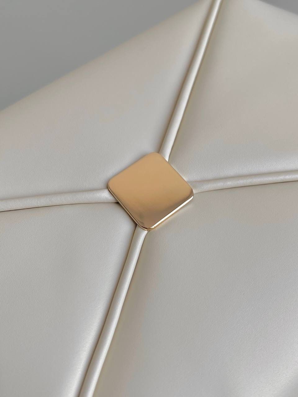 🈶米白小号 𝗗𝗜𝗢𝗥 𝗞𝗲𝘆手袋/腋下包 啊啊啊贵妇们还没买的都看过来 如此复古法式浪漫的包一定要拎在你手上 首批即出即断！都在翻单再翻单了！！ 早已大火全网时髦界，没有人不爱啊 独特的梯形包身➕细长手柄，优雅高贵 它的悬锁更是绝绝子，两个尺寸可选 小个子女生也可放心的冲大号 日常通勤什么大场合都能给你冲锋 拿捏得恰到好处，找不出一处缺点地方 真是把复古风玩得明明白白，美死了！！ 22×12.5×12cm，#6098m