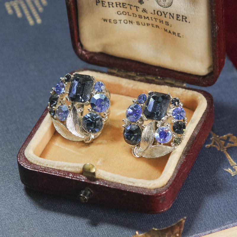 1960s American Lisner Blue Glass x Aurora Borealis Rhinestone Silver Tone Screwback Earrings (NA0277)