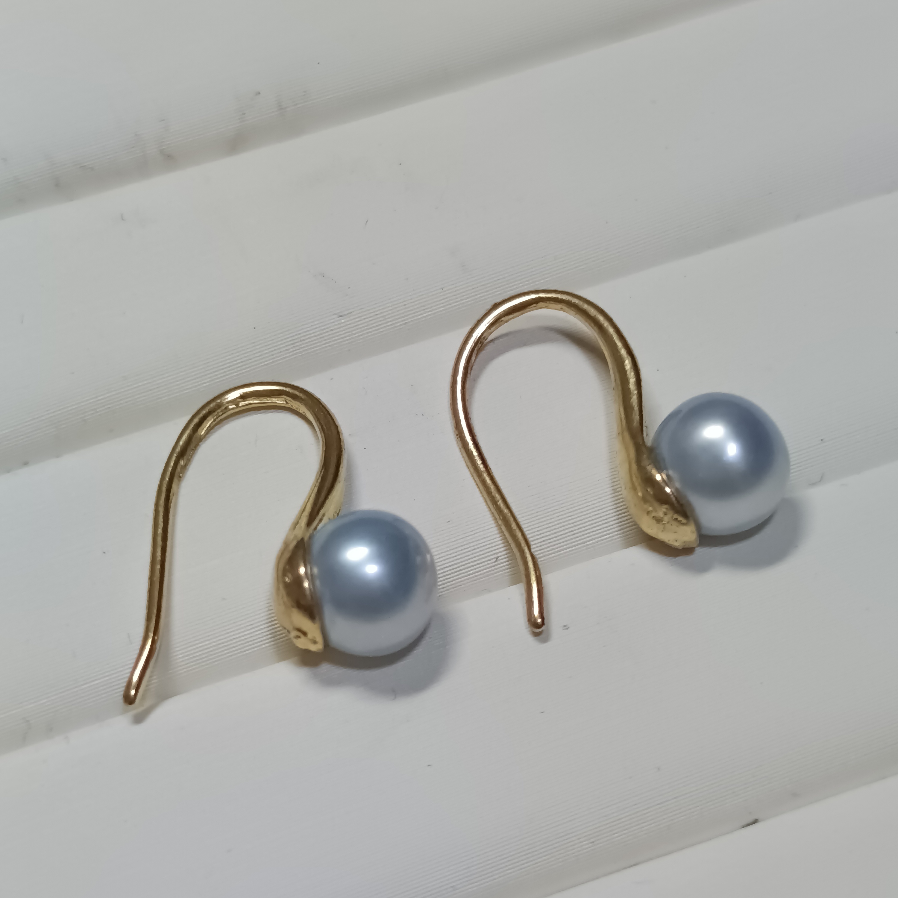 🎉特惠產品‼️近正圓強光優化銀藍色淡水珍珠金色925銀高跟鞋耳勾