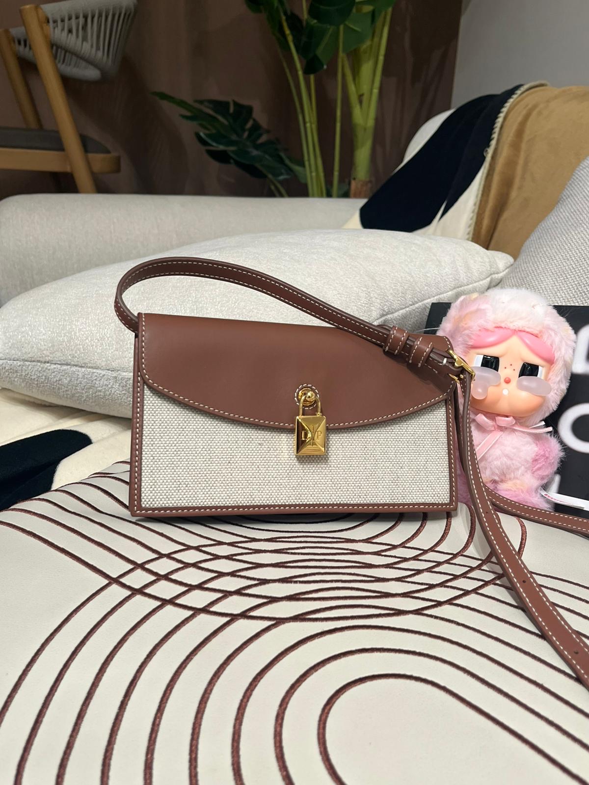 LORO PIANA EXTRA POCHETTE WALLET ON STRAP, 100%Authentic ,95%new 專門店售價$15,300 