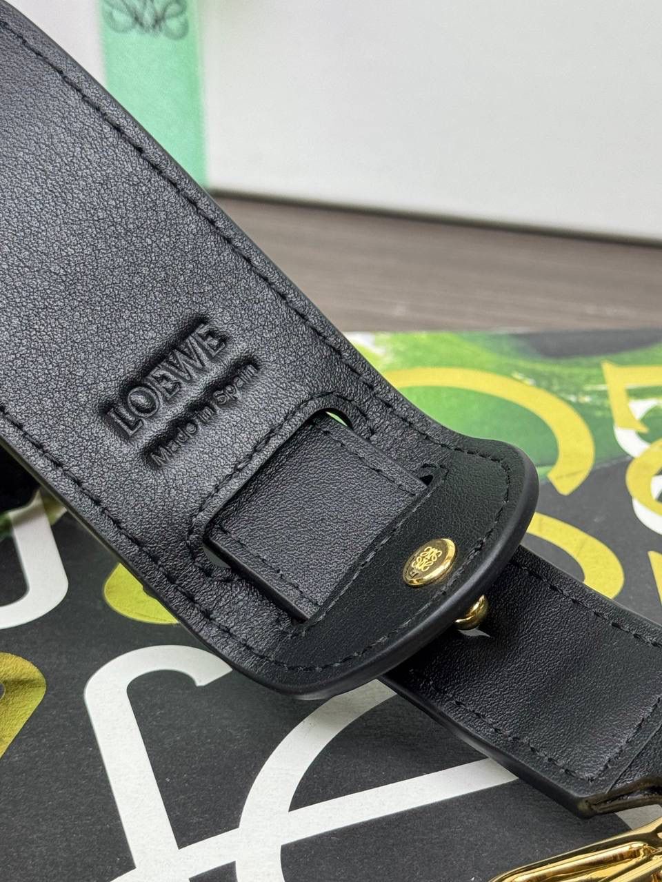 🎈新品牛皮可调节肩带 ➖➖➖➖【黑色】 编码：182323 尺寸：𝟏𝟒𝟑-𝟒.𝟓𝐜𝐦 撞色肩带绝绝子❤️正面饰品牌标志性Logo，调节长度为𝟖𝟎到𝟏𝟐𝟎𝐜𝐦