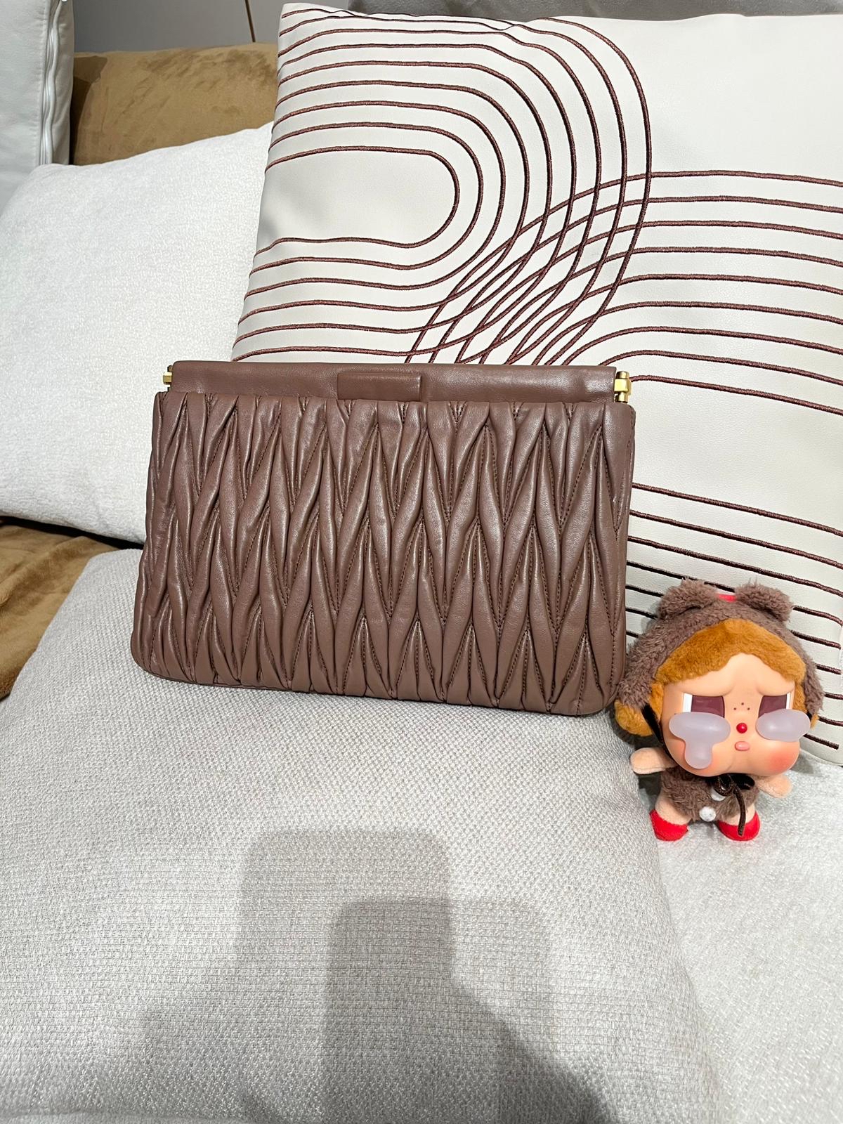 Miu Miu clutch bag ,100%Authentic, 98%new✅Dust bag