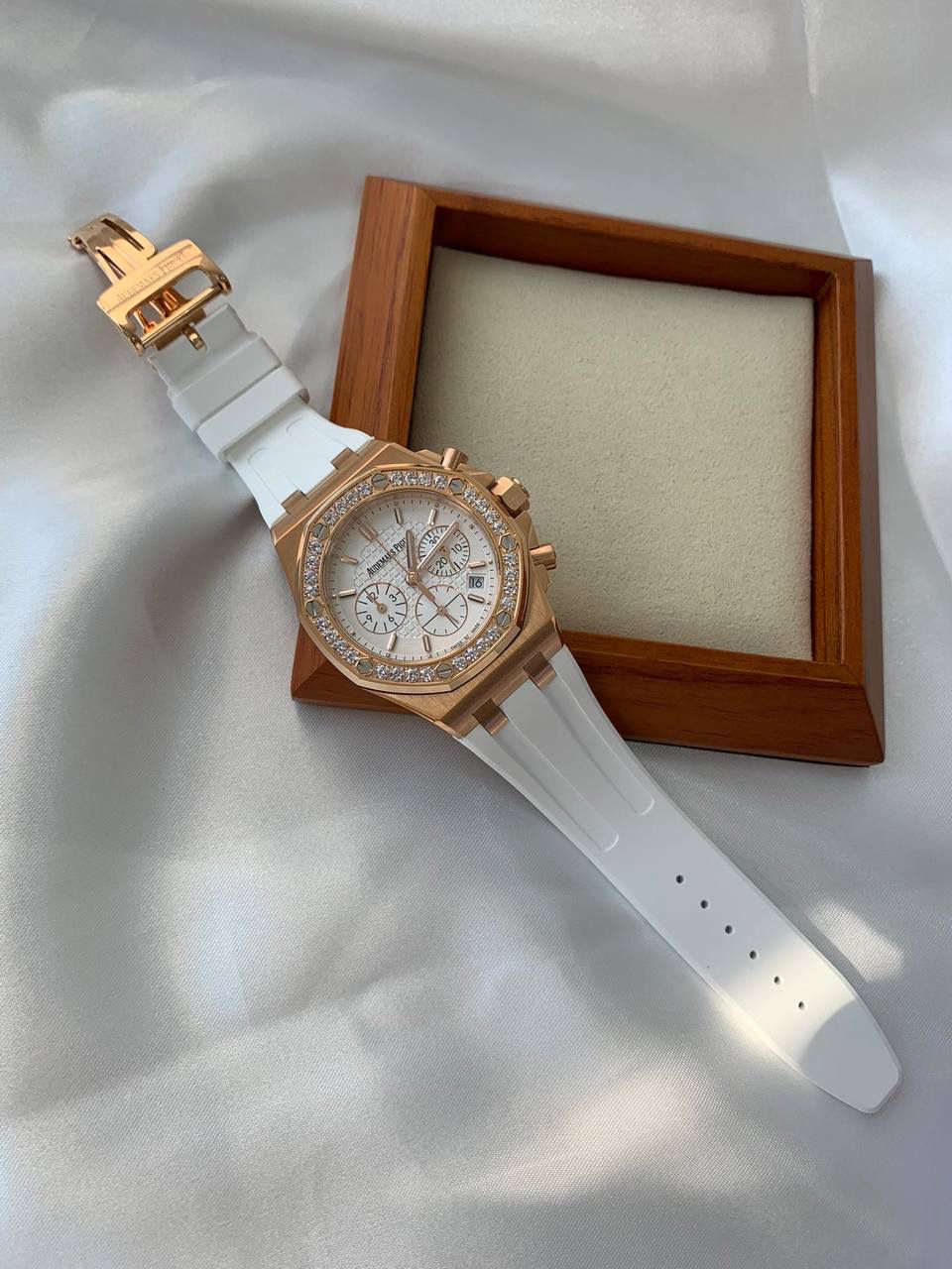 爱彼女款、小红书爆款，喜欢大表盘的女生、必备款，表盘37MM、蓝宝石防刮花玻璃，316精钢表壳、纯手工镶嵌32颗莫桑钻、搭配瑞士多功能石英机芯精准走时，表带采用进口橡胶工艺，佩戴舒适不过敏、折叠扣设计，佩戴便捷，数量有限，先到先得，多种色系，穿搭任选！