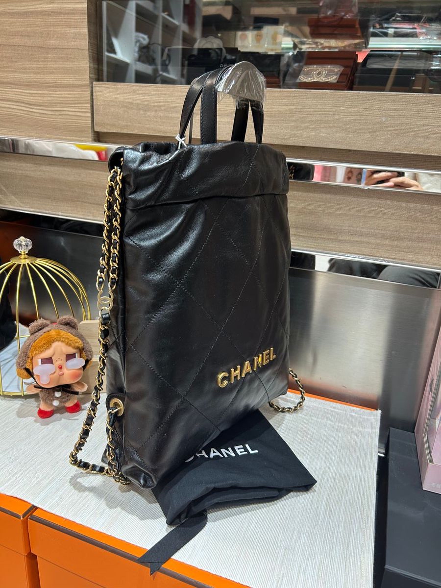 Chanel 22 backpack small 黑色牛皮金鏈, 100%Authentic, 98%new ✅晶片✅Dust bag