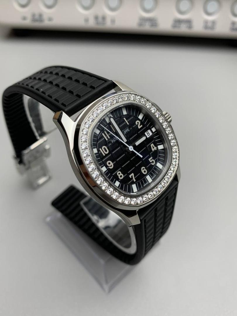 百达翡丽 5067A 手雷 石英女表 ——PPF继续购入原装PP--5067A腕表，独立拆解开模。完美还原PATEK PHILIPPE--5067A全系列石英腕表，带来全网最佳的复刻产品和极致体验。 【表带 扣】 1.采用与原装一致的天然复合橡胶（Tropical）材质，经久耐磨，可抵抗海水侵蚀和紫外线辐射。 2.完美克隆Aquanaut最新表扣，即使在非常细小的拐角处上也做有倒角润饰，确保还原正品般的舒适感。 【表壳】 1.腕表尺寸35.6X7.7mm 圆润的八角形表壳与原装一致，保持着复古的造型和精湛的打磨。 2.旋入式把头设计和实心底盖吻合与原版 3.表圈镶嵌46颗顶级施华洛世奇水晶（共计1克拉） 【机芯】 瑞士石英机芯改PPCal.E23-250芯。走时稳定，续航持久，性价比超高。