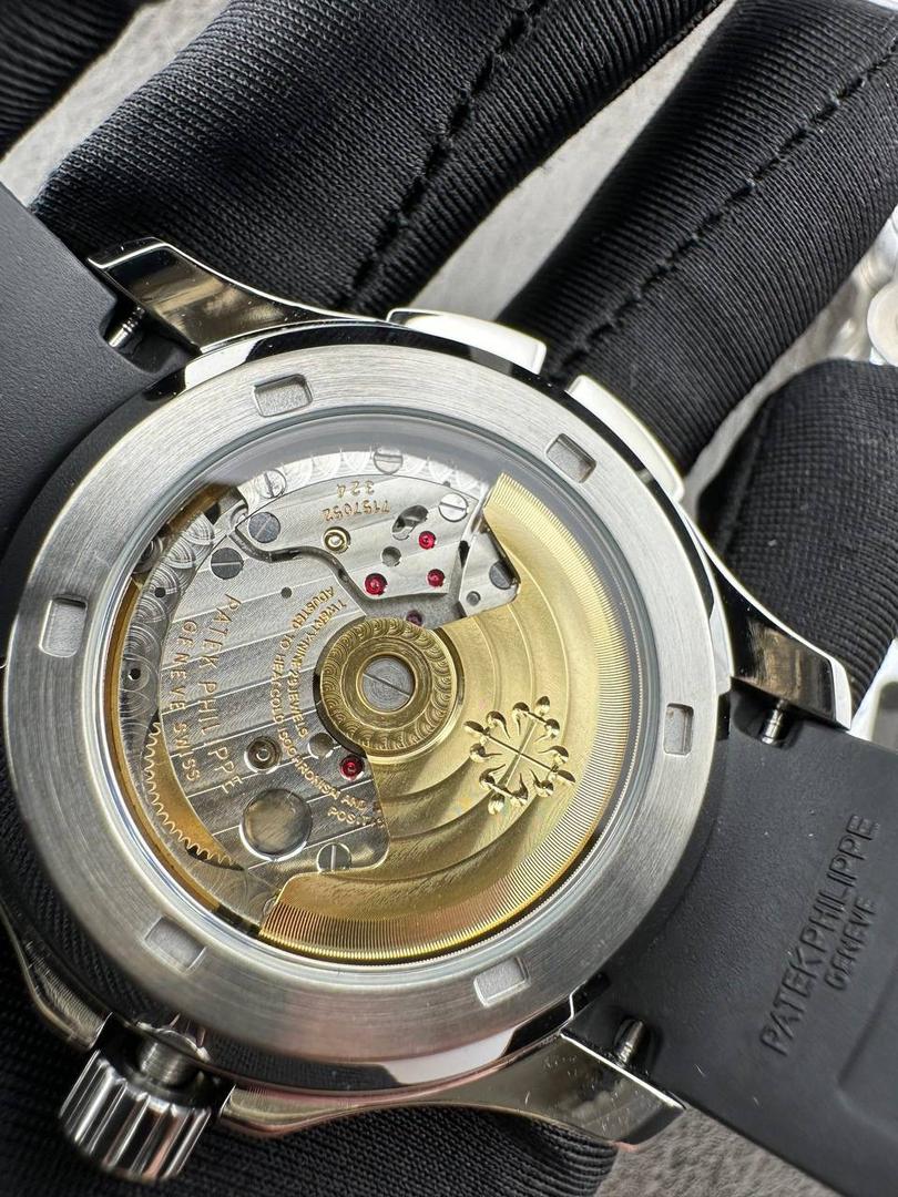 百达翡丽Aquanaut系列😎 【表壳】40.8MM表径，不锈钢材质，圆润的八角壳型恰到好处，表壳左侧的鲨鱼鳍型设计，是可以前后快调中央镂空时针的按钮，这枚指针可以用来指示第二时区时间。 【表盘】黑色浮雕表盘，金属立体字块，覆荧光涂层时标。3、9点钟分别显示”HOME”与”LOCAL”的方形昼夜视窗，蓝白二色各自代表晚上与白天，6点钟位置是指针式的日期盘。 【机芯】成功实现百达翡丽5164A-001内载的324 SC FUS自动上链机芯功能，大三针基础机芯上搭载两地时间模组。 配有休闲气息的Tropical表带，正是为年轻世代所准备的奢华运动表。