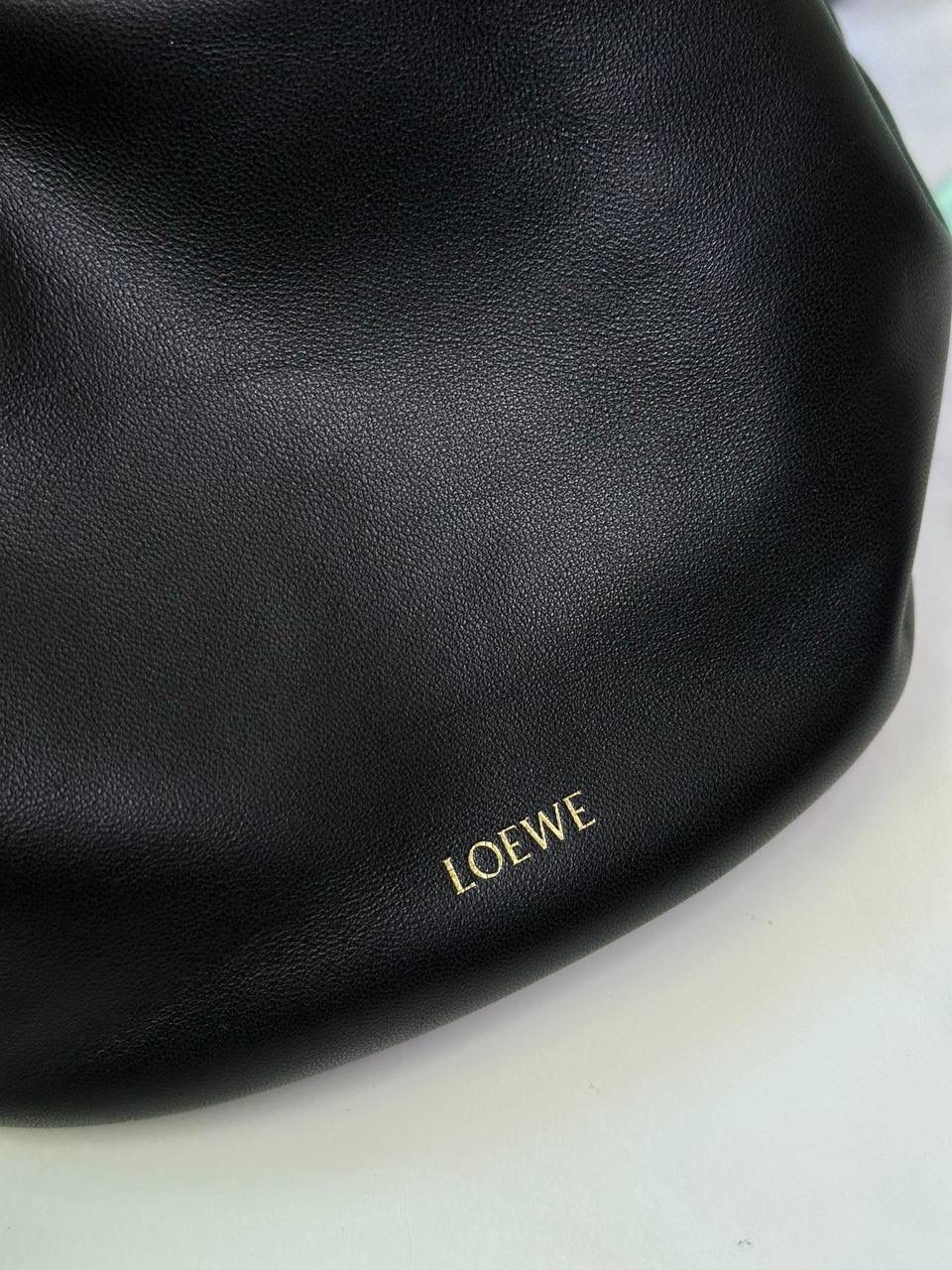 🎈链条款𝙁𝙡𝙖𝙢𝙚𝙣𝙘𝙤 𝙋𝙪𝙧𝙨𝙚水桶羊皮 ——【黑色】 尺寸：𝟑𝟐-𝟏𝟕-𝟐𝟒𝐜𝐦 编码：062406 👉🏻延续福袋收缩绳褶皱设计，全新推出水桶造型，羊皮包身手感细腻柔软❤️ 👉🏻链条肩带➕皮肩带的双肩带设计，时尚百搭，给足了集美们多样化的选择。肩带可拆卸可调节，磁扣开合，正面烫金𝙇𝙤𝙜𝙤，呈现出高贵典雅的视觉感😍 👉🏻独家背景➕独家品质➕独家全套砖柜礼盒套装，市场高端品质皆在我手✌🏻