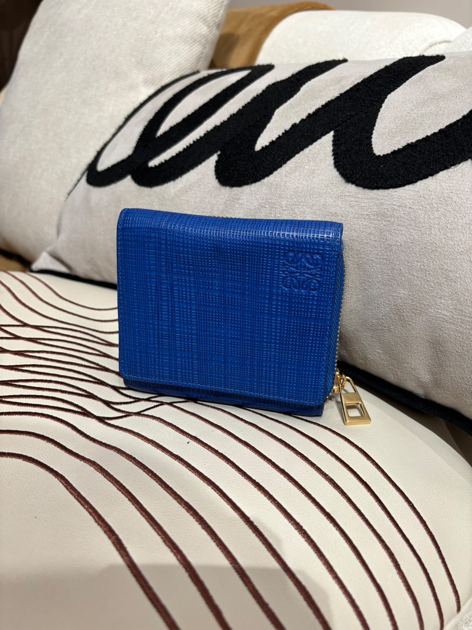 Loewe Folding Wallet 電光藍牛皮銀包100%Authentic,95%new 